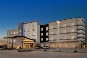 Un edificio con un estacionamiento enfrente. en Fairfield by Marriott Inn & Suites Cape Girardeau, en Cape Girardeau