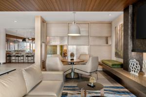 Fairfield by Marriott Inn & Suites Cape Girardeau في كاب جيراردو: غرفة معيشة مع أريكة وطاولة