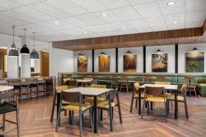 un restaurant avec des tables et des chaises ainsi qu'un bar dans l'établissement Fairfield by Marriott Inn & Suites Cape Girardeau, à Cap-Girardeau