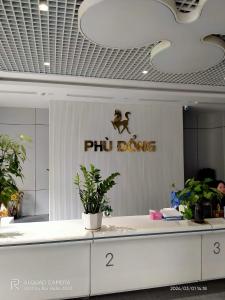 een bord voor een phuong dong winkel in een gebouw bij Phù Đổng Hotel Thanh Hóa in Thanh Hóa