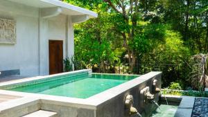 Bazén v ubytování AnandaDara Ubud Resort & Spa nebo v jeho okolí