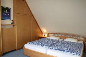 a bedroom with a bed with a stairigunigunigunigun at Landhaus-am-Golfplatz-9 in Sankt Peter-Ording