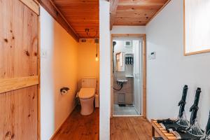 twee afbeeldingen van een badkamer met toilet in een kamer bij サウナ付き一棟貸し別荘 "大岡辻-tsuji-oooka-" l "大岡温"泉入り放題 