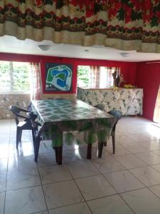 uma sala de jantar com uma mesa e cadeiras num quarto em Sunset beach maupiti em Te-Fare-Arii