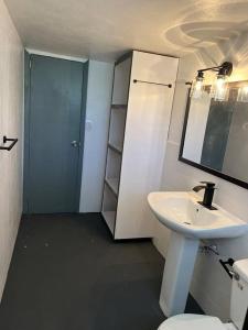 Afbeelding uit fotogalerij van South Hill Cottage in Sandy Ground Village