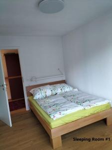 Ένα ή περισσότερα κρεβάτια σε δωμάτιο στο EnjoyLucerne