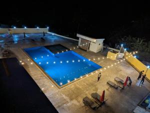Bazén v ubytování Hotel Apex Dobo nebo v jeho okolí