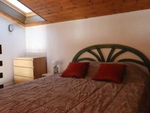 Cama ou camas em um quarto em Studio Niort, 1 pièce, 5 personnes - FR-1-738-31