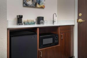 Kuchyň nebo kuchyňský kout v ubytování SpringHill Suites Dallas Addison/Quorum Drive
