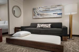 Postel nebo postele na pokoji v ubytování SpringHill Suites Dallas Addison/Quorum Drive