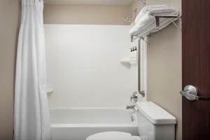Koupelna v ubytování SpringHill Suites Dallas Addison/Quorum Drive