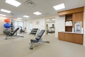 Fitness centrum a/nebo fitness zařízení v ubytování SpringHill Suites Dallas Addison/Quorum Drive