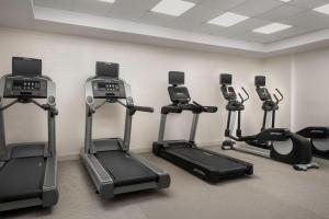 Fitness centrum a/nebo fitness zařízení v ubytování SpringHill Suites Dallas Addison/Quorum Drive