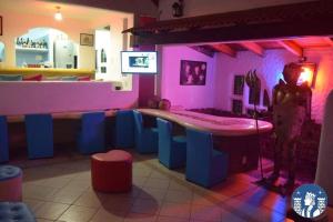 a room with a bar with pink and blue at El Castillo Mágico (Estancia Inolvidable) LZC in Lázaro Cárdenas