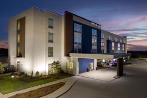 SpringHill Suites by Marriott Birmingham Gardendale في Gardendale: عمل صيانة لمبنى مستشفى ليلا