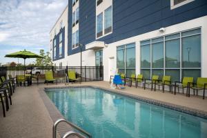 a swimming pool in front of a building at SpringHill Suites by Marriott Birmingham Gardendale in Gardendale
