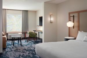 Habitación de hotel con cama y escritorio en Fairfield by Marriott Inn & Suites Shelbyville en Shelbyville