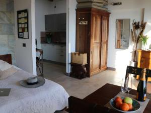Habitación con cama y mesa con un bol de fruta en Falco Cascina Borchina en Musignano