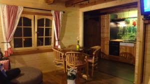 a kitchen with a table and chairs in a room at Holzhaus Waldwichtel am Wald und See in Neuruppin