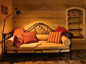 ein Sofa mit Kissen darauf im Zimmer in der Unterkunft Holiday home Casa Nanda in Mombaruzzo