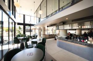 un restaurante con mesas y sillas y un bar en Center 2-Bed with Gym, Sauna, Indoor Pool & Views, en Canberra