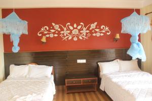 Rúm í herbergi á Chitwan Forest Resort , Chitwan National Park