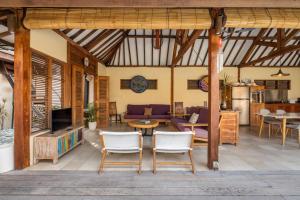 - un salon avec un canapé, une table et des chaises dans l'établissement Gorgeous 4 BR Villa in Canggu, à Tumbak Bayuh