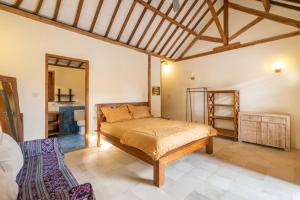 ein Schlafzimmer mit einem Bett in einem Zimmer in der Unterkunft Gorgeous 4 BR Villa in Canggu in Tumbak Bayuh