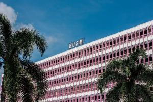 um edifício com uma placa no topo em Suite Us Guesthouse Kubang Kerian em Kota Bharu