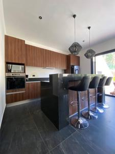 Kuchyň nebo kuchyňský kout v ubytování ¡New Villa 4BR with priv jacuzzi!