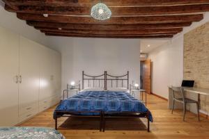 ein Schlafzimmer mit einem Bett und einer Holzdecke in der Unterkunft Rialto Bridge! Comodo appartamento in centro - 2 in Venedig