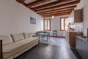 ein Wohnzimmer mit einem Sofa und einem Tisch in der Unterkunft Rialto Bridge! Comodo appartamento in centro - 2 in Venedig