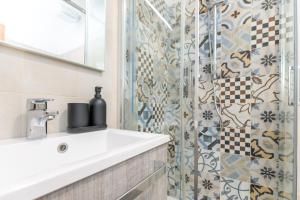 a bathroom with a sink and a shower at Rialto Bridge! Comodo appartamento in centro - 2 in Venice +15 photos
