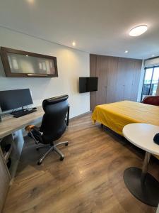 um quarto com uma cama, uma cadeira e uma mesa em LA POSADA de GUILLE - LUXURY APARTS NEXT TO USA EMBASSY em Lima
