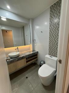 een badkamer met een toilet, een wastafel en een spiegel bij LA POSADA de GUILLE - LUXURY APARTS NEXT TO USA EMBASSY in Lima