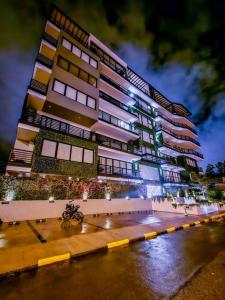 a tall building with lights in front of it at [Trendy Suite] Centro città + Garage in Cuenca