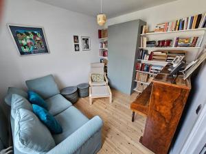ein Wohnzimmer mit einem Sofa und einem Holztisch in der Unterkunft Sunny 2BR Apartment in Downtown Reykjavik in Reykjavík