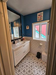 ein Bad mit einem Waschbecken und einem Spiegel in der Unterkunft Sunny 2BR Apartment in Downtown Reykjavik in Reykjavík