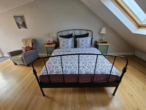 ein Schlafzimmer mit einem Bett und einem Stuhl in der Unterkunft Sunny 2BR Apartment in Downtown Reykjavik in Reykjavík