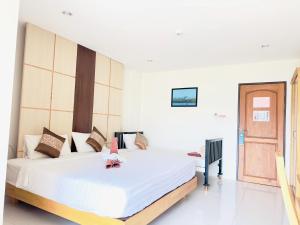 Un dormitorio con 2 camas y una puerta. en JS Residence Krabi, en Krabi