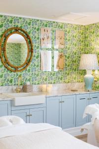 uma casa de banho com armários azuis e um espelho em Halcyon House em Cabarita Beach