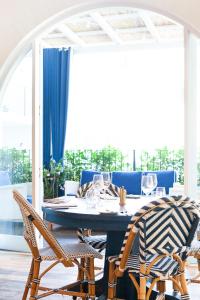 uma sala de jantar com uma mesa e duas cadeiras em Halcyon House em Cabarita Beach