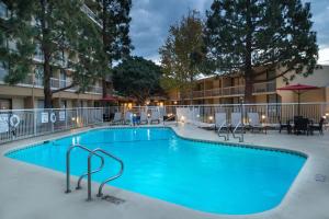 einen Pool in einem Hotel in der Unterkunft Courtyard by Marriott Oxnard/Ventura in Oxnard