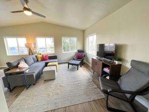 ein Wohnzimmer mit einem Sofa und einem TV in der Unterkunft The Ranch House at Joes Valley ORGV-910 in Orangeville