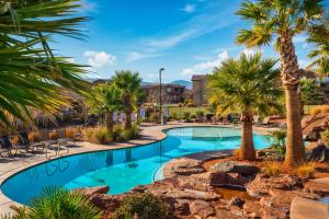 a swimming pool with palm trees in a resort at Paradise Poolhouse STG-3800 in Santa Clara