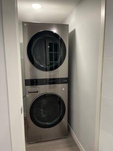 una lavadora y secadora en una esquina de una habitación en Ambleton Getaway Home, en Calgary