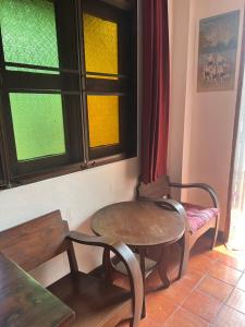 una camera con tavolo, sedie e finestra di The Royal Shilton Resort a Chiang Mai