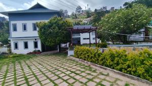 科代卡纳尔Magizham Homestay的白色房子,有屋顶