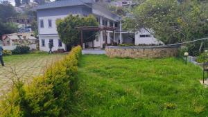 Magizham Homestay外面的花园