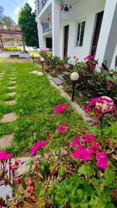 Magizham Homestay外面的花园
